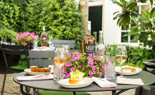 Rosé all day: heerlijk wijnen en tafelen bij Jansz. in Amsterdam