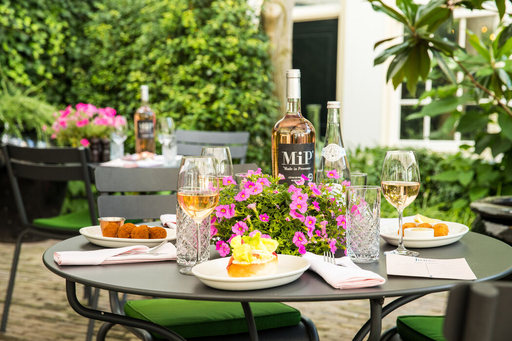 Rosé all day: heerlijk wijnen en tafelen bij Jansz. in Amsterdam