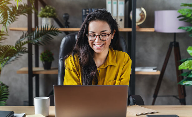 4 eenvoudige manieren voor een betere houding aan je bureau