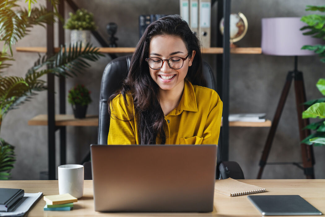 4 eenvoudige manieren voor een betere houding aan je bureau