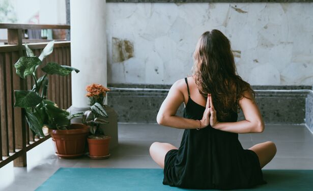 Gestrest? Probeer deze 5 fijne yoga-apps