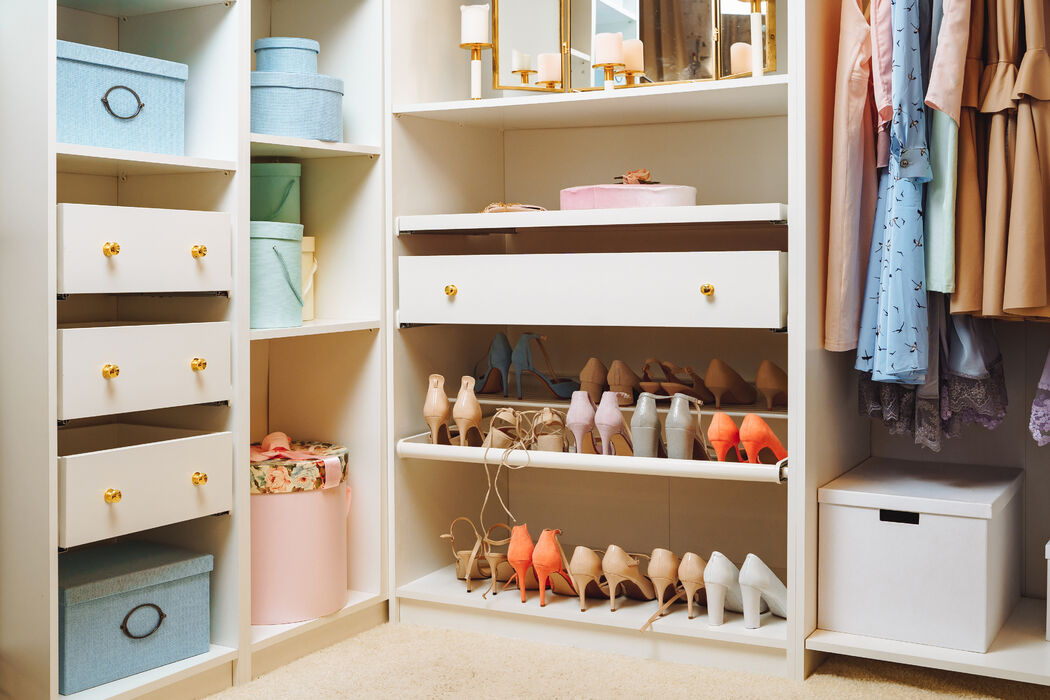 Kleine walk-in closet? Dit zijn de beste trucs om 'm in te richten