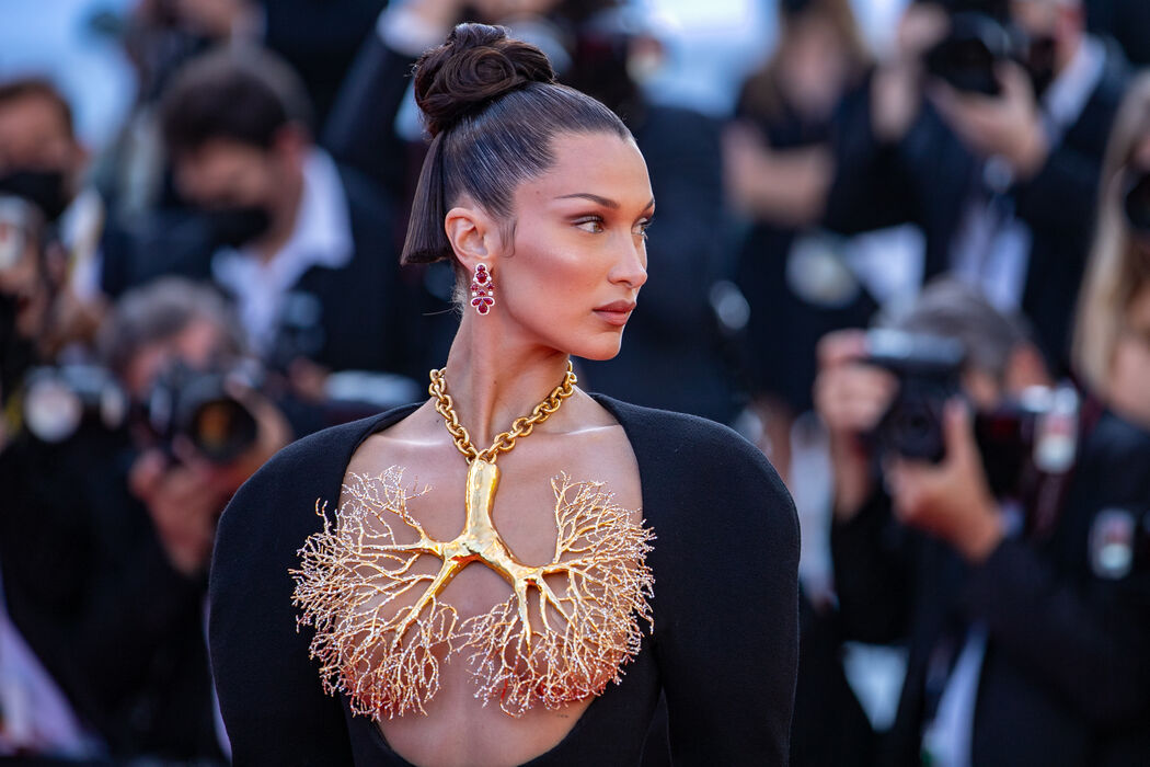 Dit is de highlight techniek die Bella Hadid gebruikt voor een geweldige kaaklijn