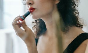 Lippenstift verwijderen? Dit zijn de 5 beste tips om lippenstift uit kleding te krijgen