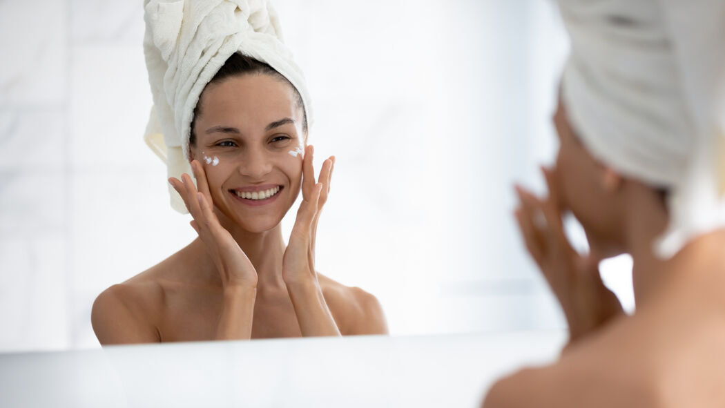 Zonnebrand opnieuw aanbrengen over make-up: zo doe je dat