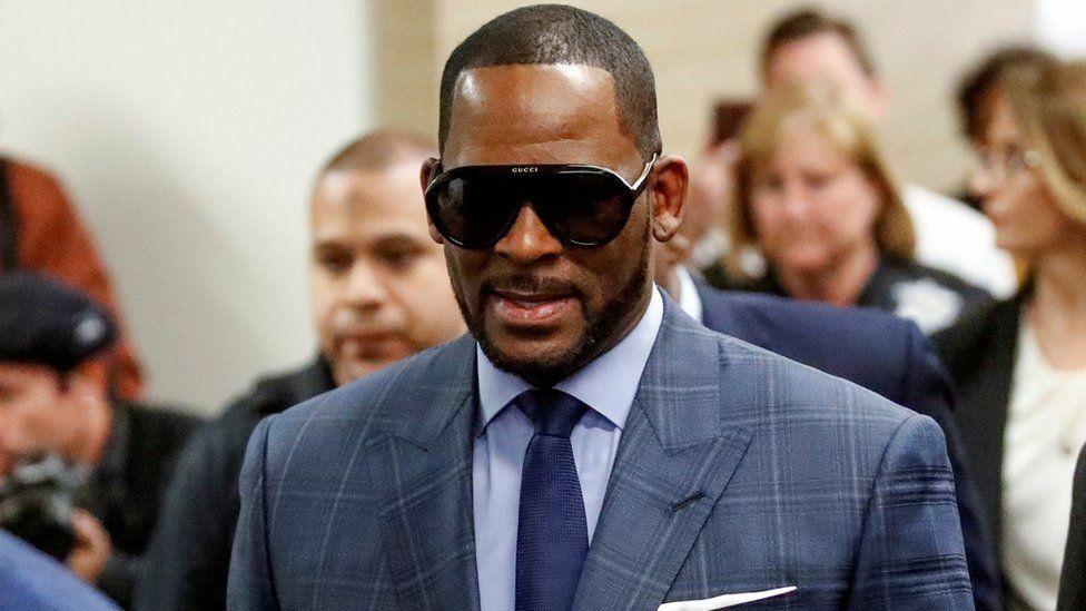 Vrouw in de zaak R. Kelly zegt 'honderden keren' door hem te zijn misbruikt