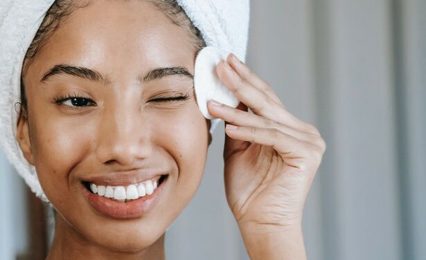 Wat houdt de 'dry cleansing' skincare hack in?