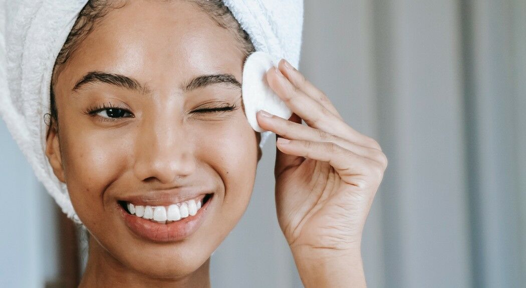 Wat houdt de 'dry cleansing' skincare hack in?