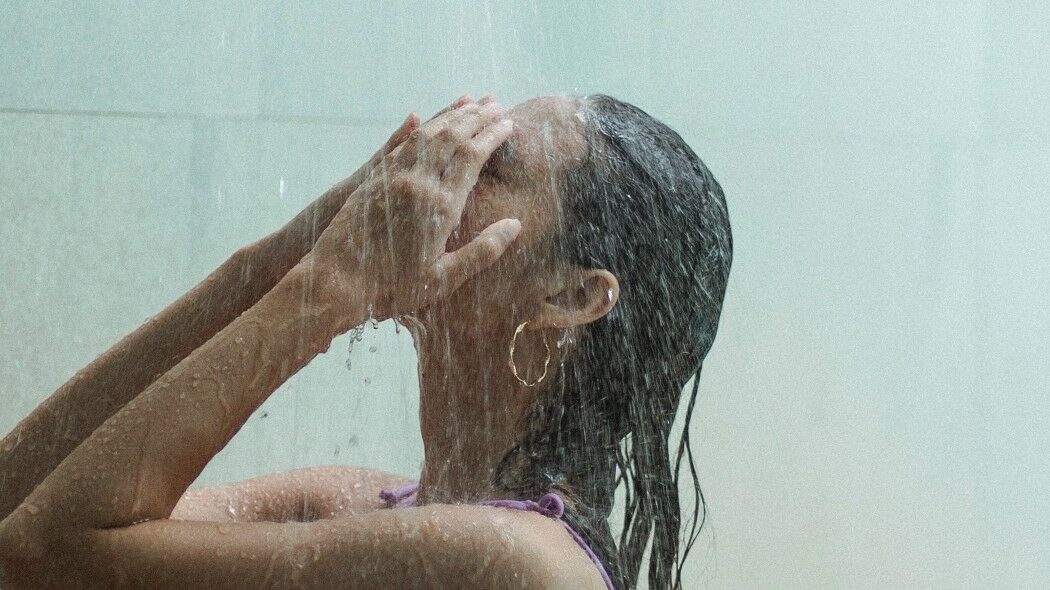 Zo krijg je gezond haar als er hard water uit jouw douche komt