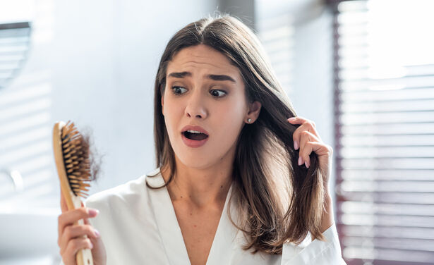 Dit is hoeveel haar je normaal gesproken hoort te verliezen tijdens het douchen