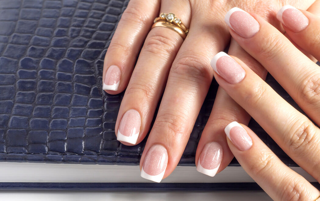 French nails gaan nooit uit de mode: dit zijn de leukste manieren om de look te dragen