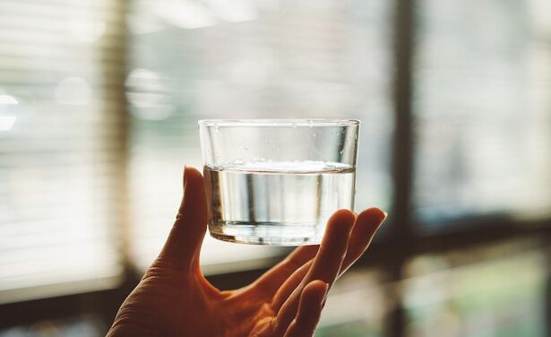 Minder vaak 's nachts plassen? Stop dan op dit tijdstip met drinken