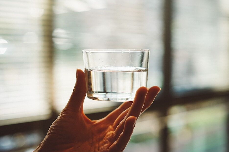 Minder vaak 's nachts plassen? Stop dan op dit tijdstip met drinken