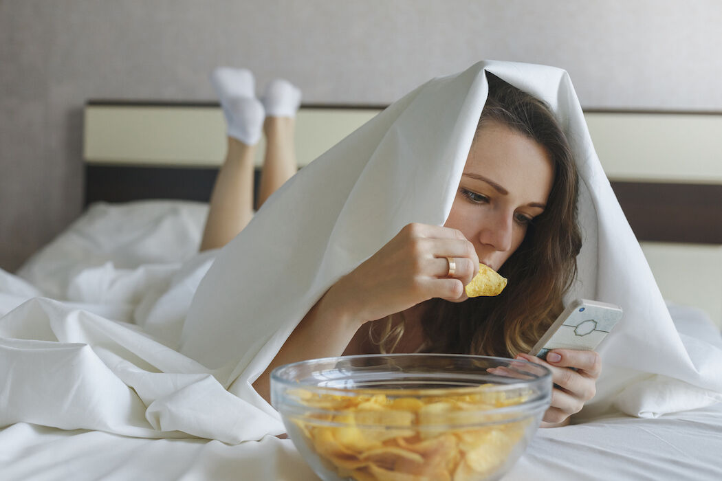 Is het verstandig om kort voor het slapengaan te eten?