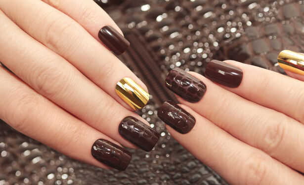 Chocolate nails krijgen een glow-up: bruine chrome is in