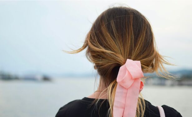 Deze haaraccessoires ga je overal zien deze zomer