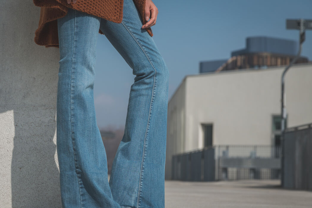 Dit zijn de leukste schoenen om te combineren met flared jeans