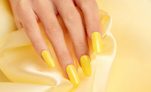 Gele chrome nagels zijn in: dit is waarom dit de perfecte manicure is voor de lente