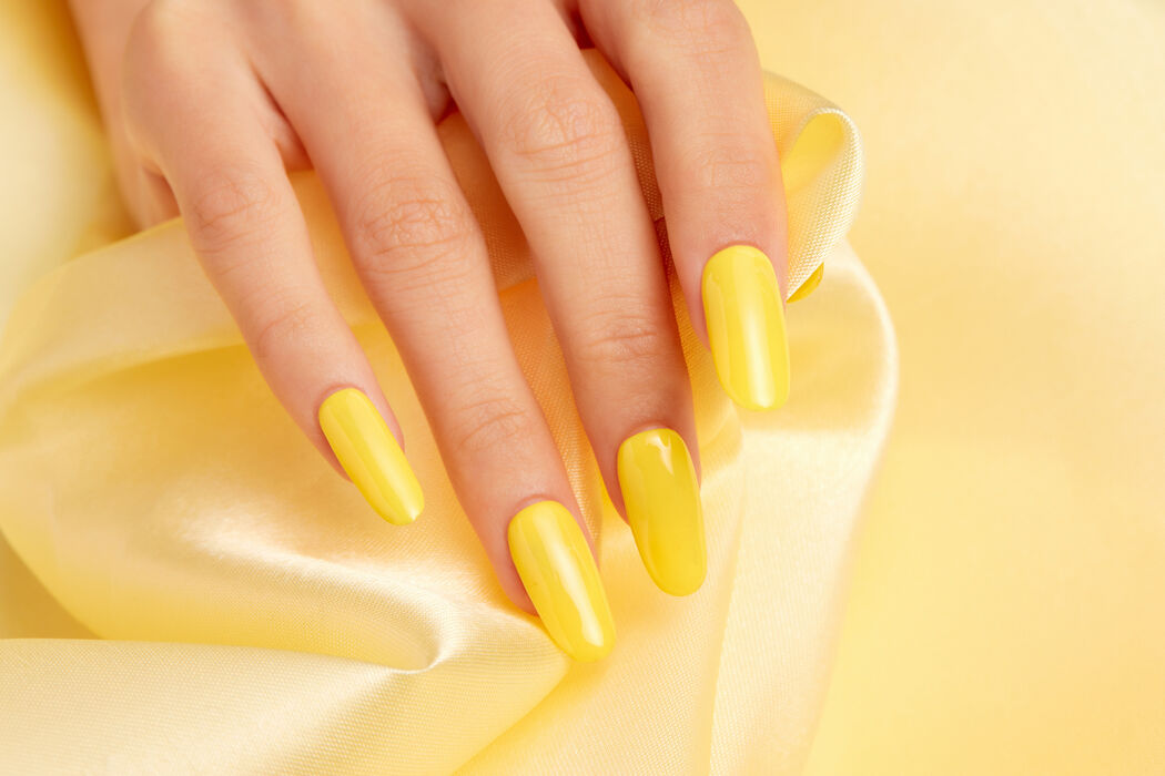 Gele chrome nagels zijn in: dit is waarom dit de perfecte manicure is voor de lente