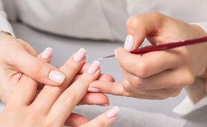 Deze onzichtbare French tips zijn de leukste variatie op deze klassieke look