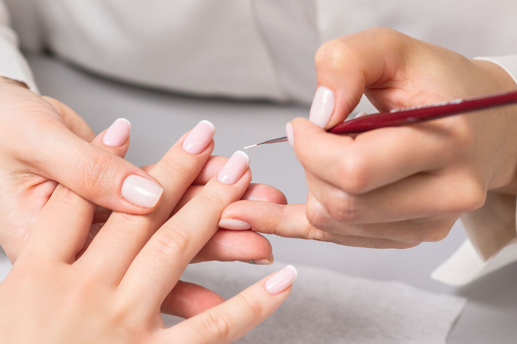 Deze onzichtbare French tips zijn de leukste variatie op deze klassieke look