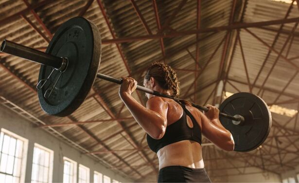 Waarom we als vrouwen wat meer aan krachttraining mogen doen