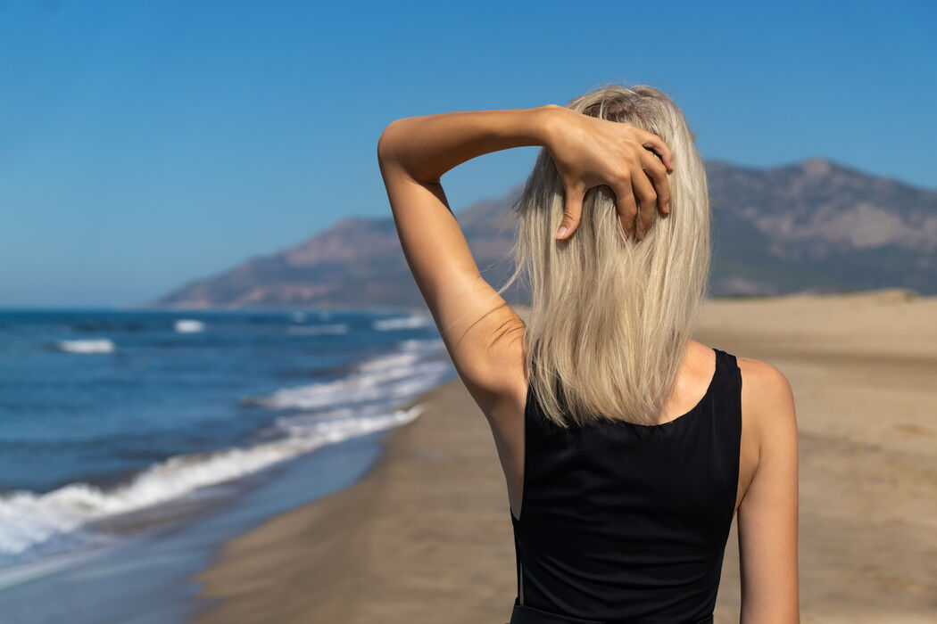 ‘Desert sand’ is de hipste blonde haarkleur voor deze zomer