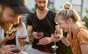 Waarom je beter geen alcohol in de zon kan drinken