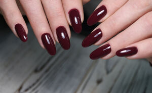 ‘Black cherry’ nails zijn in: dit moet je erover weten