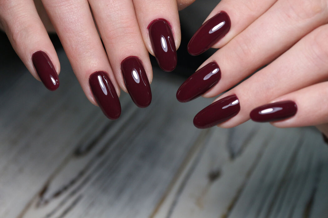 ‘Black cherry’ nails zijn in: dit moet je erover weten